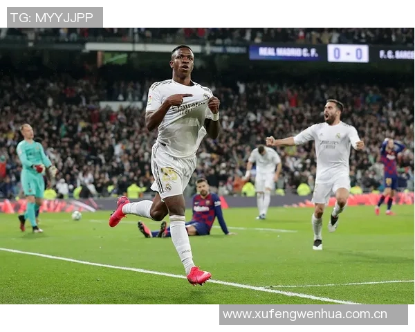 维尼修斯绯闻女友现身伯纳乌26岁三孩妈引发热议