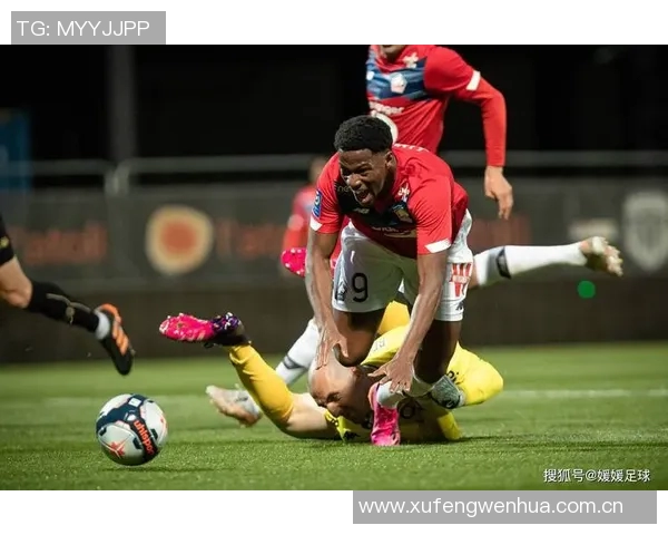 约罗身穿里尔球衣盛装出席里尔对阵巴黎比赛开球仪式 约罗身穿里尔球衣盛装出席里尔对阵巴黎比赛开球仪式