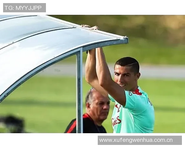 C罗社交媒体分享新造型清爽寸头引发粉丝热议