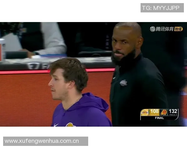 菲尔普斯现场观战湖人对阵太阳身穿布克签名鞋引关注