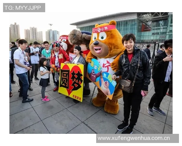 光头球星文班亚马与凯尔登赛后携手三位主场球迷合影留念