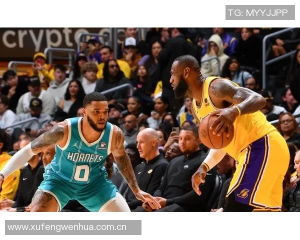 老队友默契配合濃眉果断分球助拉塞尔轻松命中三分